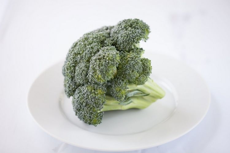 How to cook fresh broccoli in the microwave?